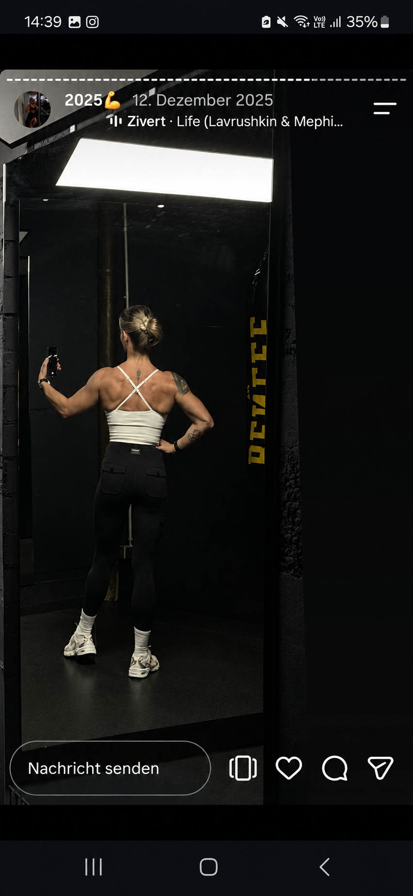Natali in einem dunklen Trainingsraum